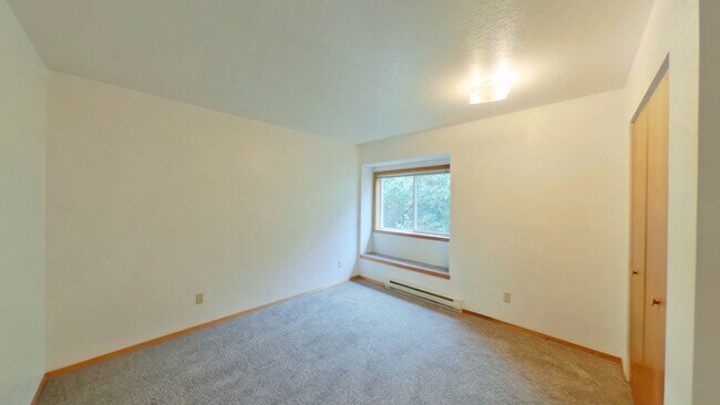 Building Photo - 2 Bed with Carport! Walk to MSU! Pet Frien...