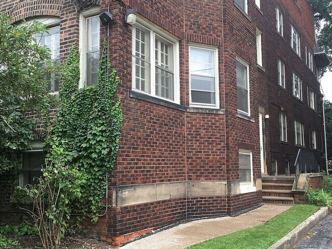 Building Photo - "Charming 2-Bedroom Retreat with Spacious Living in Cleveland Heights – 1243 Sq Ft of Comfort!"