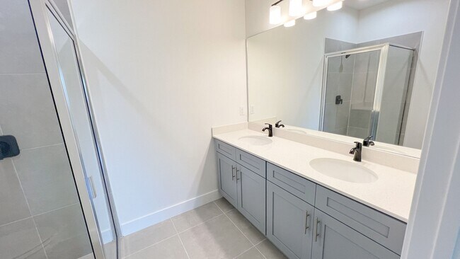 Building Photo - AVAILABLE NOW! 4 BD/2BA Home in Beautiful Palm Bay!! Wonderful home ready for move-in.