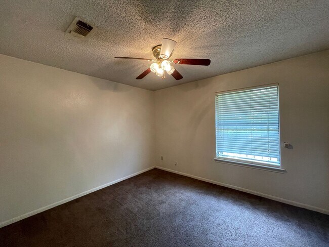 Building Photo - 704 Lisa Ln