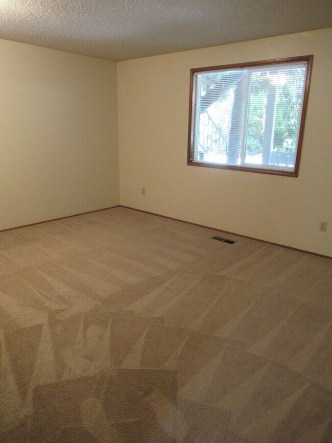 Building Photo - Large Two Bedroom w/ Garage