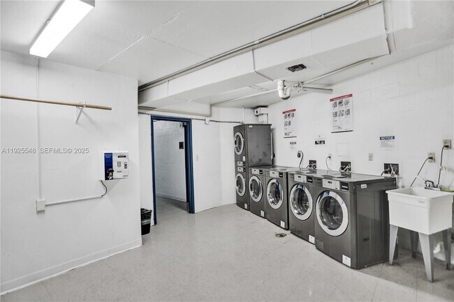 Building Photo - 100 Bayview Dr