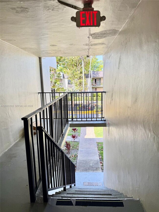 Building Photo - 10403 N Kendall Dr