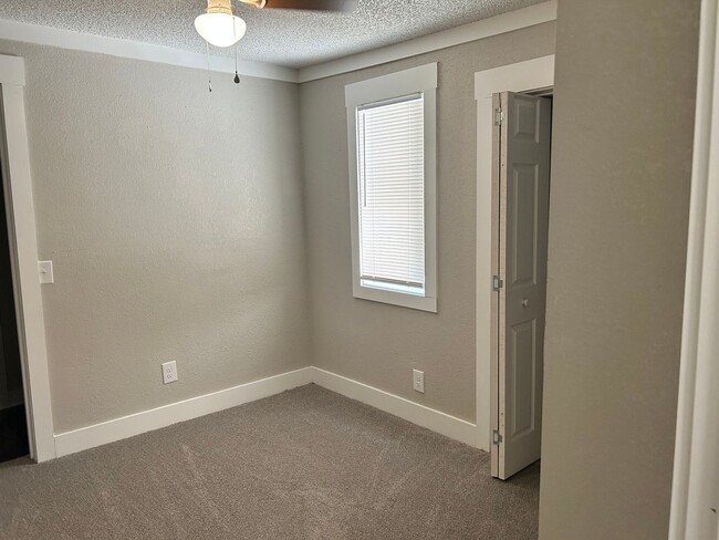 Building Photo - 1305 Oakhurst St
