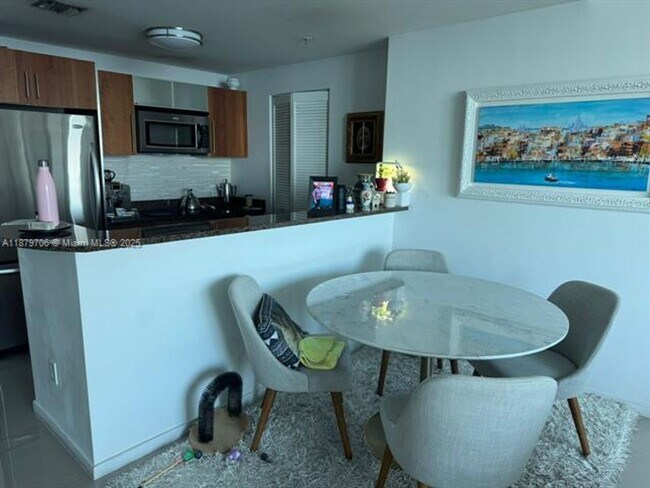 Building Photo - 300 S Biscayne Blvd