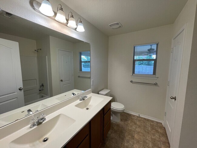 Building Photo - Beautiful 3 bedroom/2 bath in Legend Point!