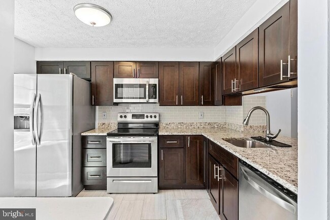 Building Photo - 8094 Grandview Ct