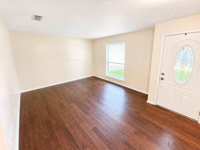 Building Photo - Bellaire Home!