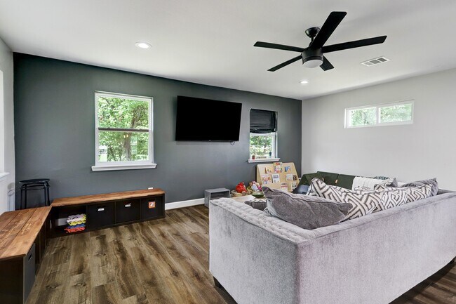 Building Photo - 5146 Stuyvesant Ln