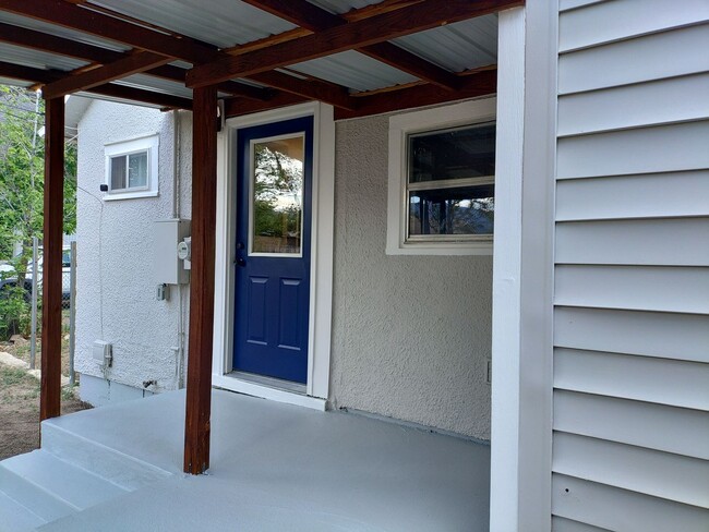Building Photo - 2 Bedroom 1 Bath Home