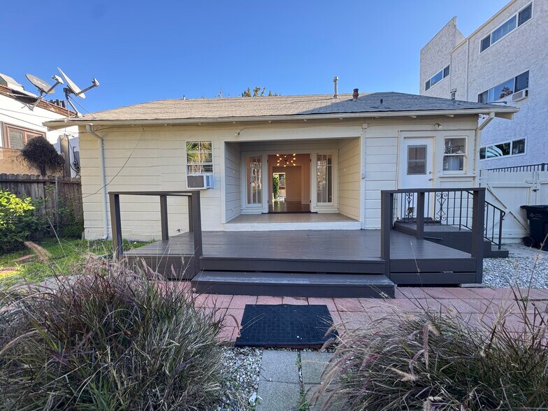 Building Photo - 849 N West Knoll Dr