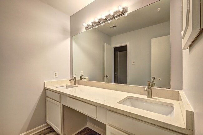 Building Photo - 6520 Roswell Rd