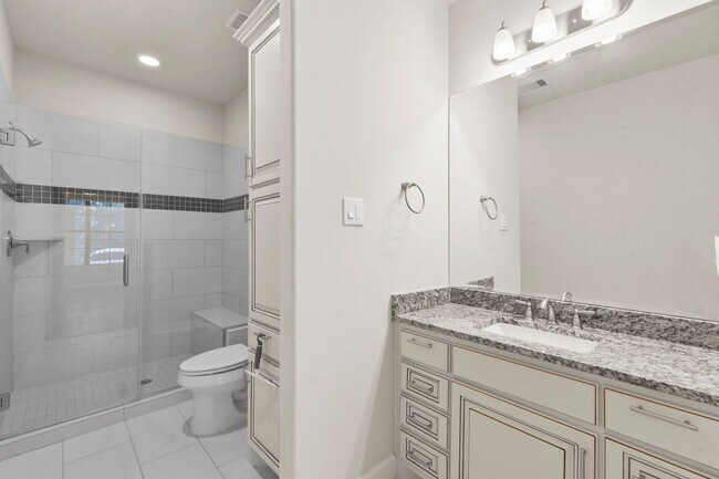 Building Photo - Elegant 3-Bedroom Home in Gated Inner Loop...