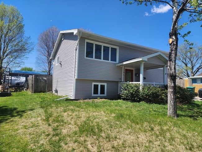 Building Photo - 3 Bedroom 2 Bath Home Available in Knoxville