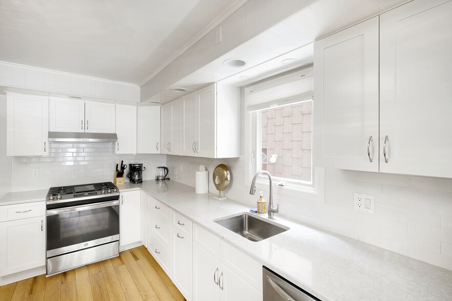 Building Photo - 36 E 47th St