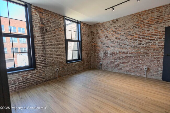 Building Photo - 117 Penn Ave