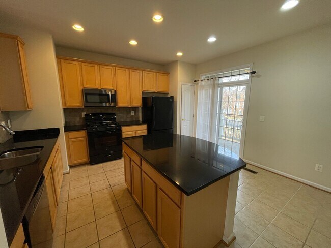 Building Photo - Stunning Light-Filled 3 Bed 2/2 Bath Townhome In Sought After Brambleton