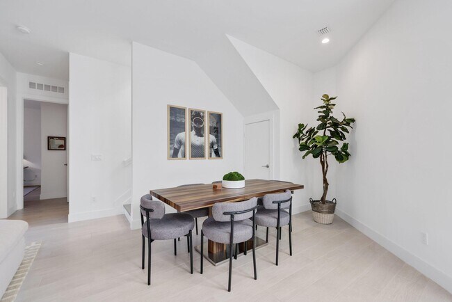 Building Photo - 2201 Florida Blvd