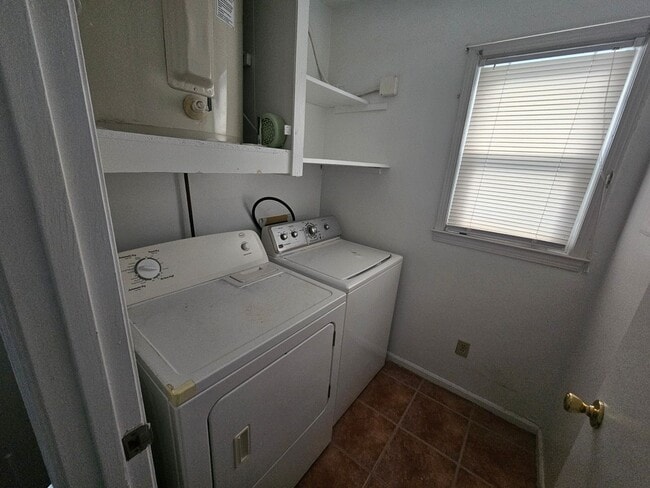 Building Photo - Two blocks from the beach!