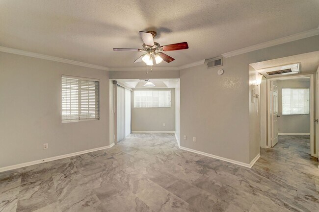 Building Photo - READY TO TOUR NOW! Great Townhouse with 2 Bedrooms 2 Bath!