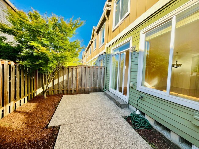 Building Photo - Amazing 3-Bedroom 2.5-Bathroom Townhouse i...