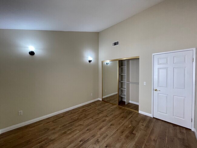 Building Photo - 13806 Vanowen St