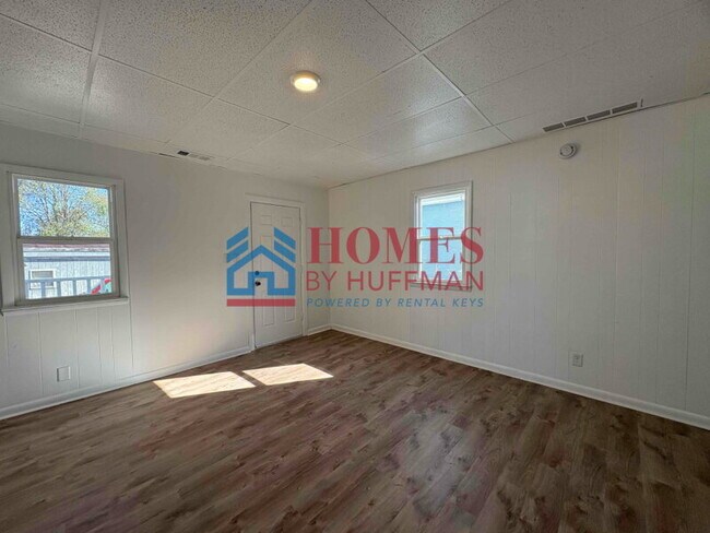 Building Photo - Three Bedroom House | Move in Special