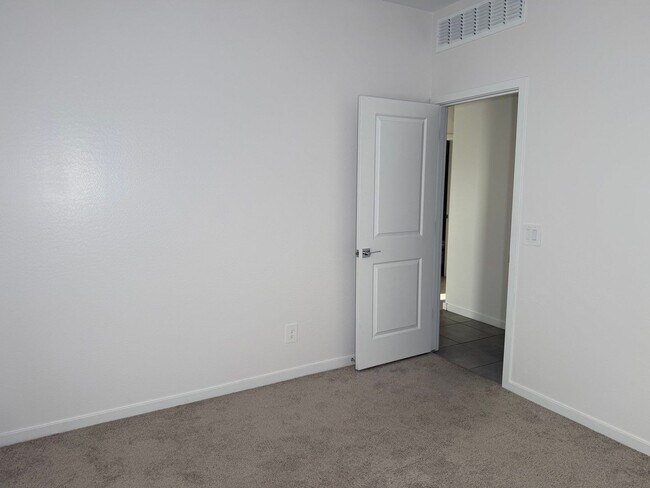Building Photo - 2462 E Alonso Dr