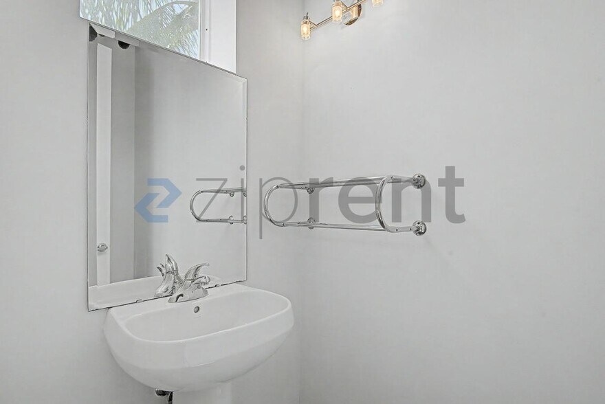 Building Photo - Unit 203