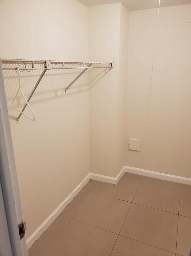 Building Photo - 4222 Inverrary Blvd