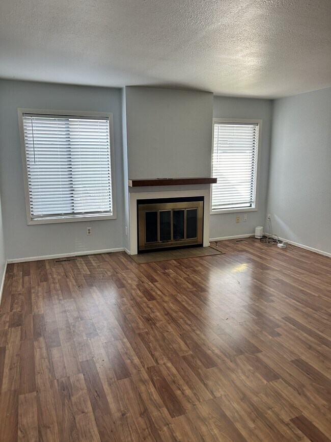 Building Photo - 3500 Rolling Green Dr