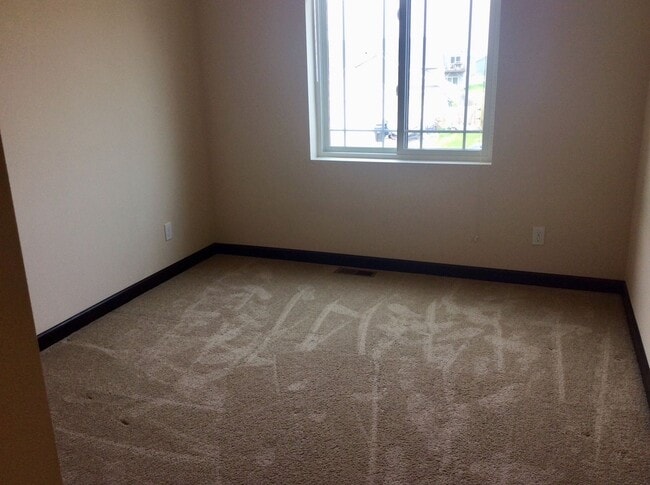 Building Photo - Beautiful, spacious townhouse for rent