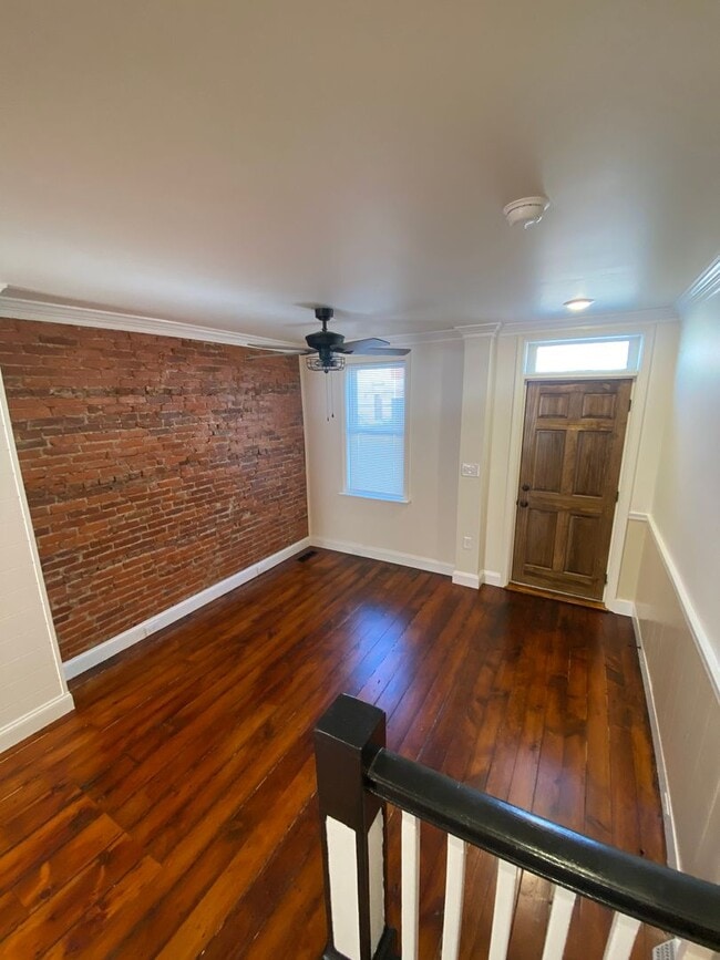 Building Photo - Gorgeous 3 BR 2.5 BA Townhouse in Thriving...