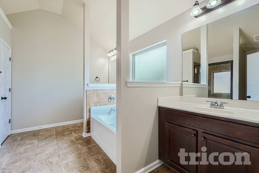 Building Photo - 744 Effendi Pl