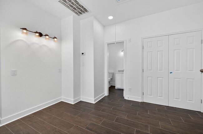 Building Photo - 714 Zoe St