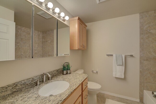Building Photo - 2Bd/1Ba Bellevue Condo