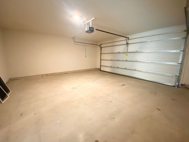 Building Photo - BETTER THAN NEW!