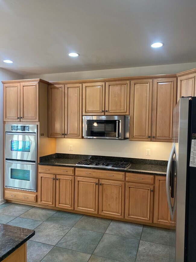 Building Photo - 3 Bedroom Townhome in Sterling, with a large complete loft on top floor