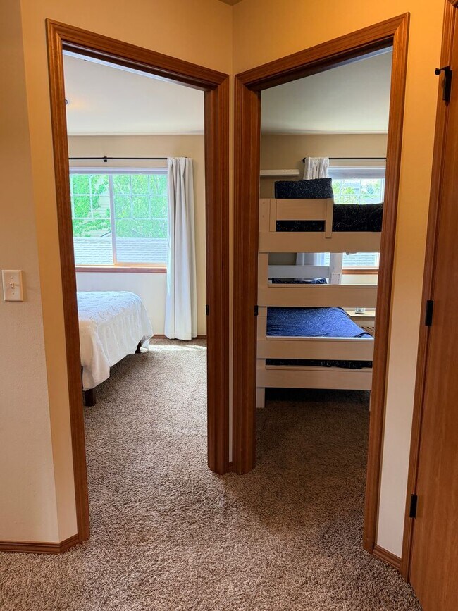 Building Photo - Short term, fully furnished home! 3 bed, 2.5 bath, central a/c, w/d, d/w, covered parking, great ...