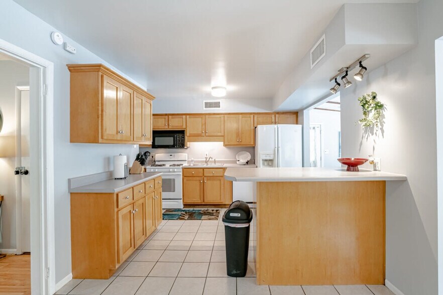 Building Photo - 304 N University Blvd