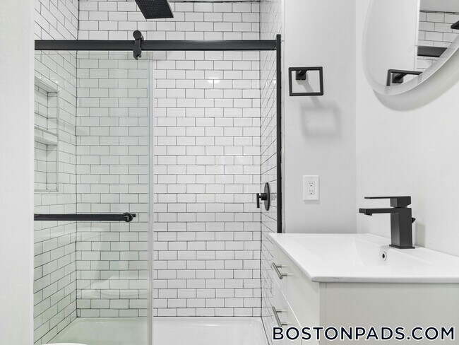 Building Photo - 131 Cottage St