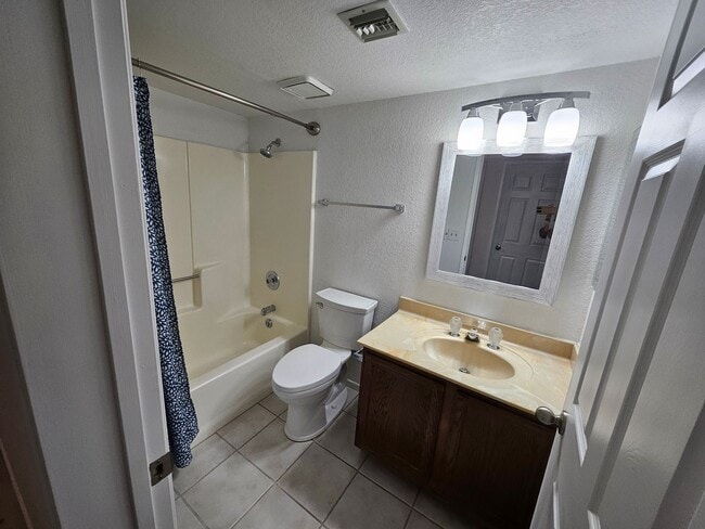 Building Photo - 1/2 OFF 1 MONTH'S RENT!!!!   2 Bedroom Condo in Marina Villas