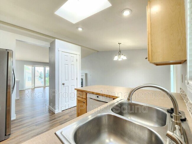 Building Photo - 7209 31st Pl NE