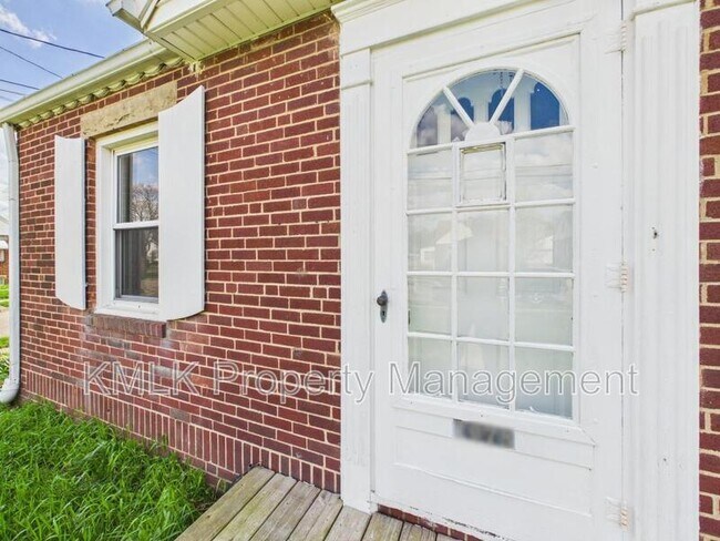 Building Photo - 1078 Lindsay Ave