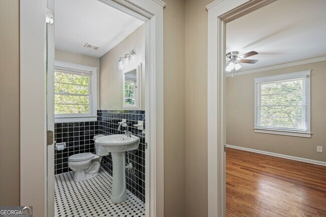 Building Photo - 3823 Kingswood Dr