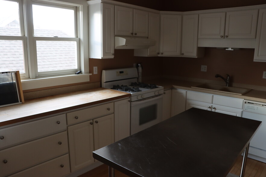 Kitchen - 3262 N Cambridge Ave