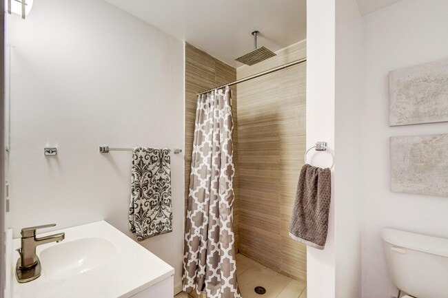 Building Photo - 231 E North Ave