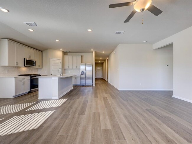 Building Photo - 100 Greenspire Ln