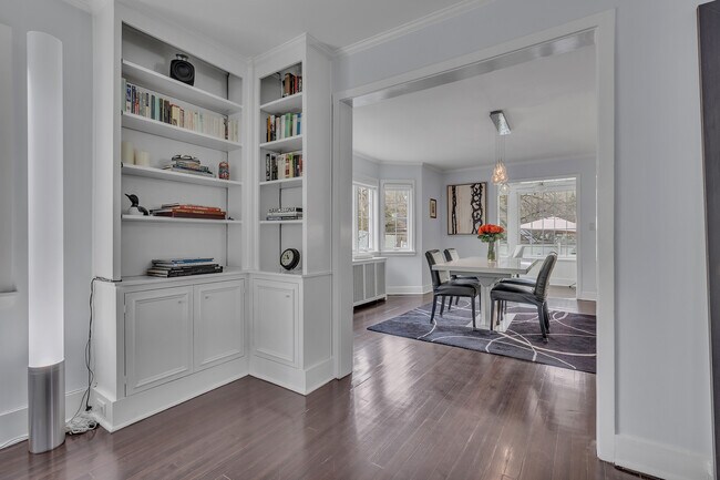 Building Photo - 42 Tanglewylde Ave