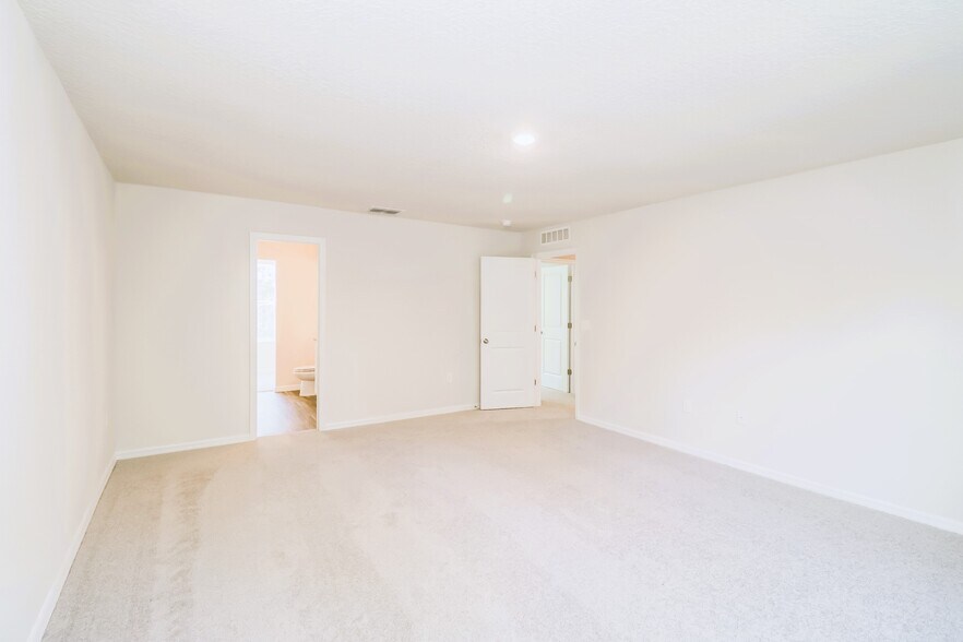 Building Photo - 2922 W Higgins Pl